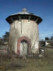 17-03-2003 - 10h57
Ancien château d'eau-éolienne de
l'ancienne gare SNCF
Bonny-sur-Loire 45420
Photo numérique : Francis CAHUZAC